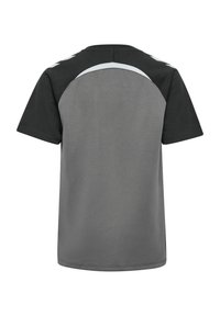 Chemise de sport à manches courtes avec un corps gris, des manches noires et des rayures chevrons blanches sur les épaules, vue de dos.