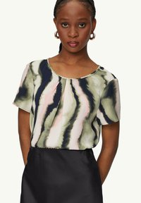 Kurzarmbluse im Aquarellmuster mit grünen, marineblauen und rosa Streifen. Runder Ausschnitt mit Faltendetail und leichtem Stoff.