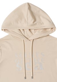 Beige hoodie met een frontgrafiek met de tekst "Scents of the Sea" en trekkoorden met zilverkleurige metalen uiteinden die uit de capuchon hangen.