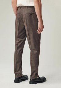 Next STRIPE - REGULAR FIT - Chino - brown