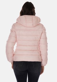 Giacca rosa imbottita con cappuccio, caratterizzata da dettagli di cuciture orizzontali e polsini elastici. Mostrata da dietro con un design aderente.