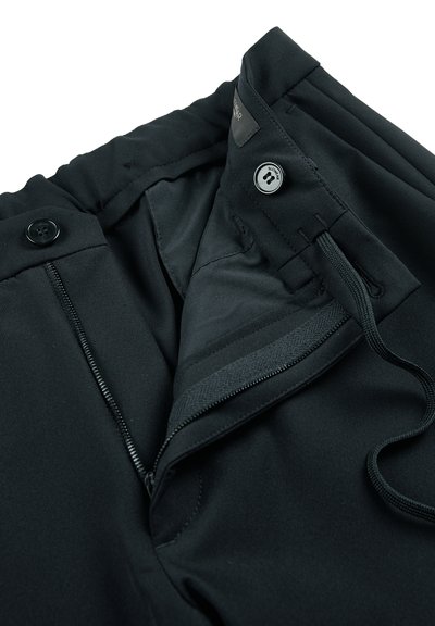Schwarze Hose mit Reißverschluss, Knopfverschluss und innerem Kordelzug. Aus glattem Stoff mit flachem Bund und Taschen gefertigt.