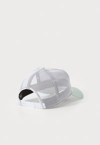 Hvid mesh-kasket med en mintgrøn skygge. Har justerbar rem bagpå og et logo-tag indeni. Let og åndbar design.