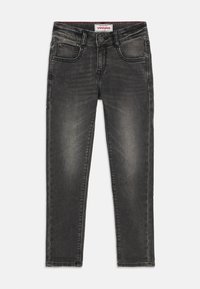 Slim fit fekete, mosott farmernadrág elöl és aprópénz tároló zsebekkel, gombos záródással és piros szegéllyel ellátott derékpánt címkével.