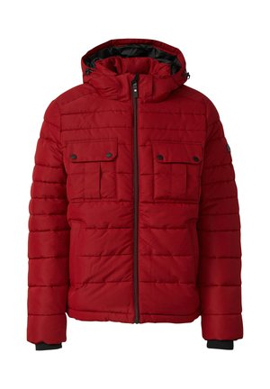 Sarkanais polsterētais mētelis ar kapuci, ar rāvējslēdzēja aizdari, divām krūšu kabatām un sānu kabatām. Tekstūrēta auduma ar izšūtām lijām.