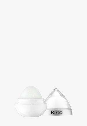 Baume à lèvres blanc sphérique avec des taches bleues sur une base blanche, à côté d'un bouchon transparent en forme de cône avec la marque « KIKO » sur le bord.