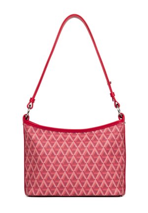 Sac à main rouge avec un motif répétitif de triangles géométriques rouge clair et rose, et une seule bandoulière courbée.
