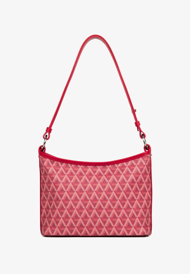 Sac à main rouge avec un motif répétitif de triangles géométriques rouge clair et rose, et une seule bandoulière courbée.