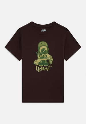 Camiseta de algodón marrón oscuro con un diseño gráfico verde de un personaje sosteniendo zapatos y el texto "Element" abajo. Mangas cortas.