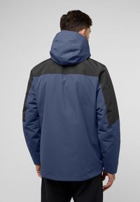 Veste imperméable bleu et noire avec capuche, au design coloré et bloqué, avec une texture lisse et une coupe décontractée.