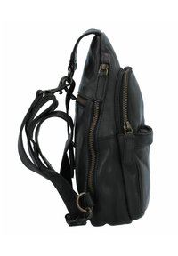 Borsa in pelle nera con forma triangolare, dotata di due scomparti con zip, una tracolla regolabile e una piccola tasca frontale.