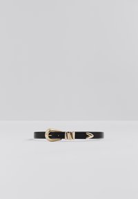 Cintura in pelle nera con fibbia, passante e punta in metallo decorativa color oro su sfondo grigio chiaro uniforme.