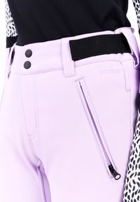 Šviesiai violetiniai kelnių iš tamprios medžiagos, su juodu elastingu juosmeniu, dviem sagomis ir užtrauktuku užsegamu kišeniu priekyje.