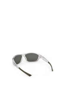 Ochelari de soare cu ramă din plastic transparent și lentile gri. Au brațe curbate și un accent verde pe tâmplă. Design ușor.