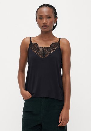 Zwarte tanktop met een kantafwerking langs de halslijn, dunne verstelbare schouderbandjes en een relaxte pasvorm. Gemaakt van lichte stof.