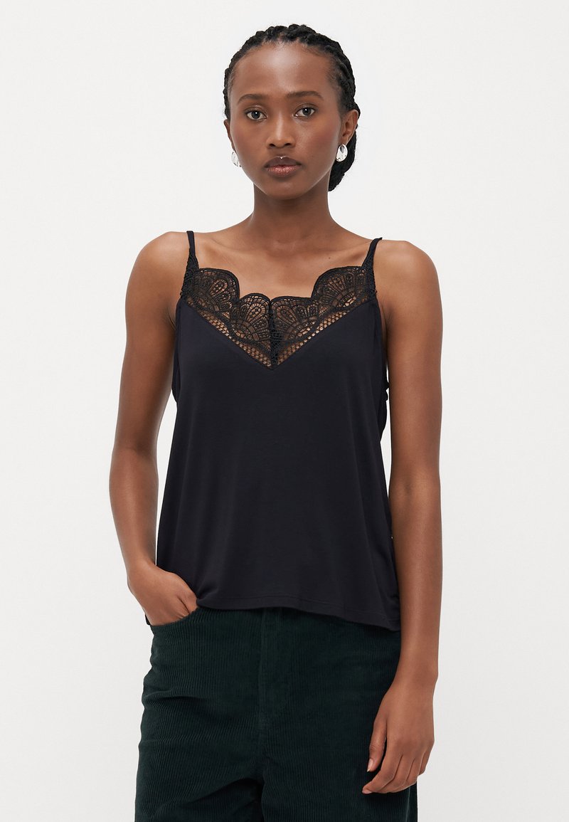 Zwarte tanktop met een kantafwerking langs de halslijn, dunne verstelbare schouderbandjes en een relaxte pasvorm. Gemaakt van lichte stof.