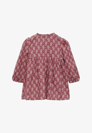 Ružový volánkový šaty v burgundskej farbe s dlhým rukávom, zdobené kvetinovým vzorom v modrej a bielej farbe. Tkanina má jemnú textúru a zberaný pás.