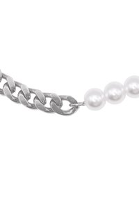 Bracciale in argento con perle bianche lisce alternate. I link della catena hanno una forma ovale e una finitura lucida.