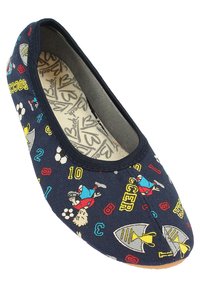 Stoff-Slipper aus navyblauem Textil mit bunten Fußballmotiven, einschließlich Spielern, Bällen und Zahlen. Sanfte Innenauskleidung.