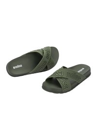 Infradito verdi con fasce incrociate con marchio in rilievo, realizzati in materiale gommoso, suola piatta e superficie liscia.