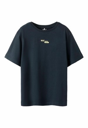 Granatowy t-shirt z krótkim rękawem i okrągłym dekoltem oraz małym żółtym napisem "WAVE RIDE" na piersi.