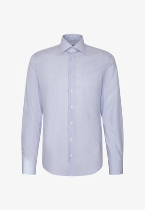 Chemise habillée pour homme à manches longues bleu clair avec fermeture boutonnée sur le devant, col pointu et poignets boutonnés, présentée sur fond blanc.