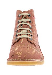 Stivaletti alla caviglia in pelle marrone con motivi testuali dorati, dotati di sei occhielli e lacci beige. Punta rotonda e suola in gomma.