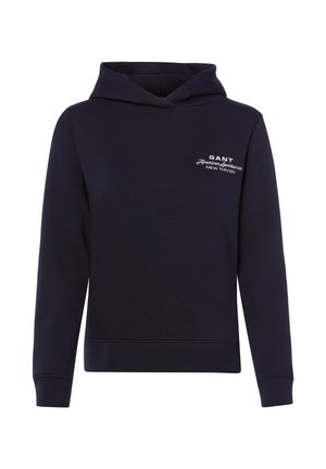 Marineblauwe hoodie met lange mouwen, voorzak en witte tekst "GANT American sportswear NEW HAVEN" op de linkerborst.