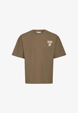 Olíva zöld, rövid ujjú póló puha pamutból, a bal oldalon kis fehér "BLOOM HEAVY" grafikával és levélmintával.