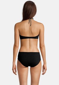 Zwart bikini met geribbelde textuur; halternek top, gesp aan de achterkant en broekje met hoge taille. Eenvoudig en naadloos ontwerp.