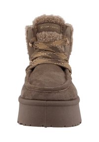 Bottes en daim marron à lacets avec une doublure en fourrure texturée, une semelle en caoutchouc épaisse et des lacets à motifs dans des teintes de marron et de crème.