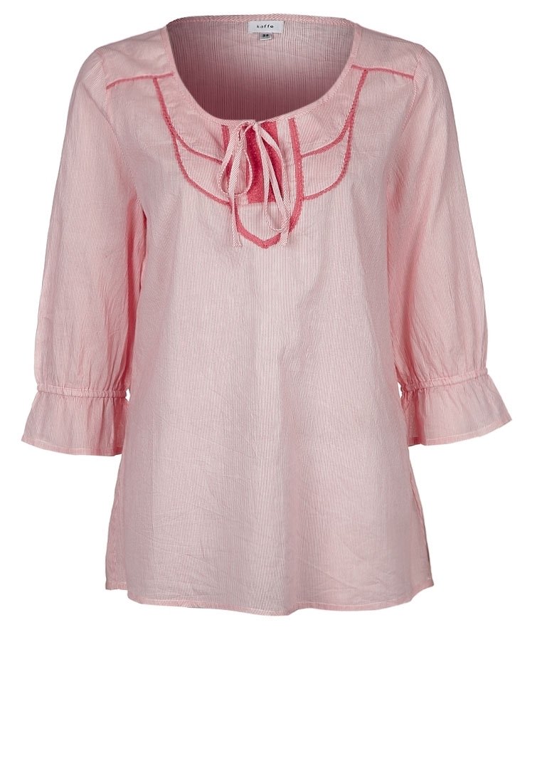 Lichtroze blouse met driekwart mouwen met ruches, een ronde halslijn en een strikdetail. Verticale witte strepen en een gestructureerde stof.