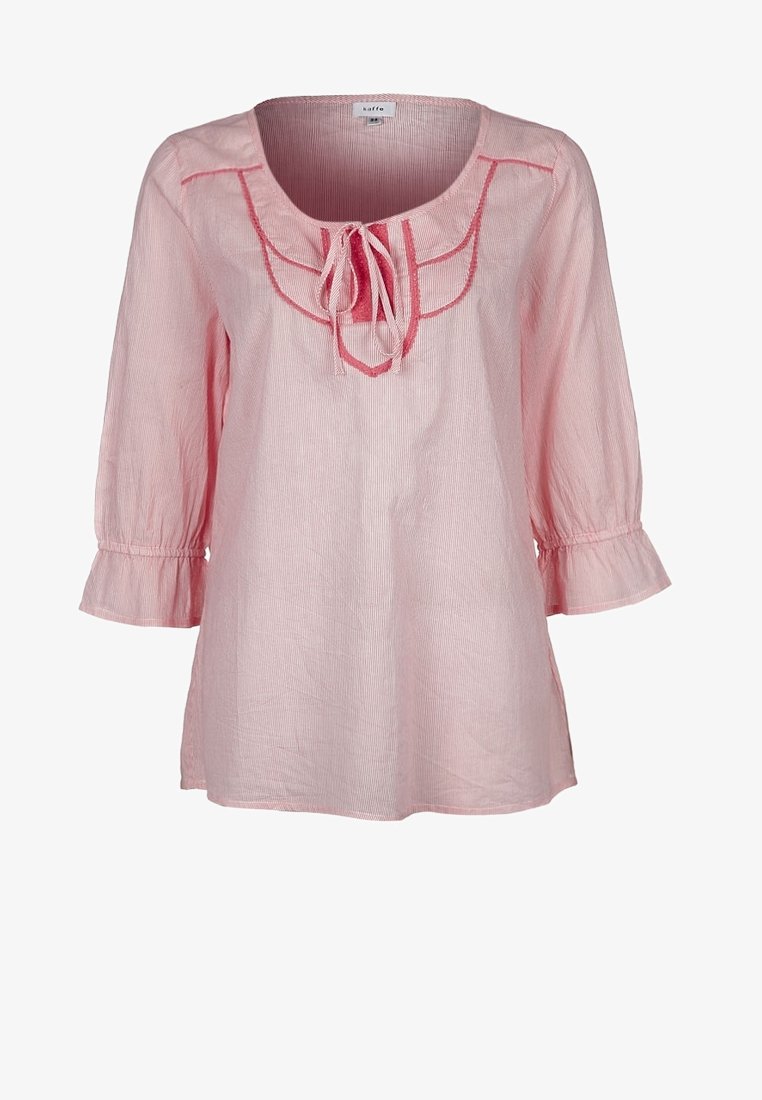 Lichtroze blouse met driekwart mouwen met ruches, een ronde halslijn en een strikdetail. Verticale witte strepen en een gestructureerde stof.