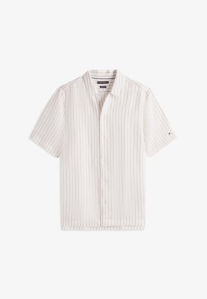 Wit overhemd met korte mouwen, dunne verticale lichtbruine strepen en een puntige kraag, plat gelegd op een witte achtergrond.