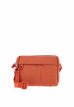Sac bandoulière rectangulaire orange en tissu texturé, avec sangle réglable, poche avant zippée et logo discret de la marque sur le devant.