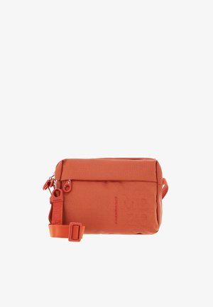 Sac bandoulière rectangulaire orange en tissu texturé, avec sangle réglable, poche avant zippée et logo discret de la marque sur le devant.