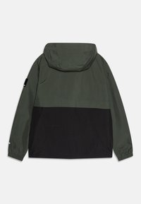 Grön och svart huvig jacka med en slät textur; har elastiska manschetter och ett logotypmärke på ärmen. Bakvy visas.