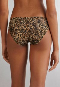 Bruine bikini onderkant met luipaardprint en een gladde textuur, met een lage taille en gematigde bedekking aan de achterkant.