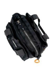 Bolsa de tela negra con múltiples compartimentos, cierre superior de cremallera, asas duraderas y un clip naranja de acento en un lado.