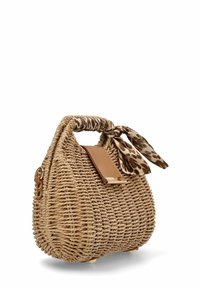 Bolso de paja trenzada con forma curvada, detalles en tono marrón claro y una cinta de tela estampada en tonos marrones y crema atada alrededor del asa.