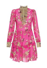 Robe fleurie rose vif à manches longues, col montant beige à volants et poignets, jupe à étages et détail à volants sur la poitrine.
