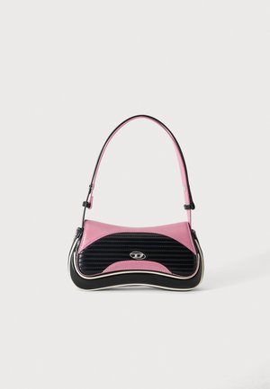 Petit sac à main à la forme arrondie, présentant des panneaux en cuir rose et noir, une courte bandoulière rose et une boucle argentée à l'avant.