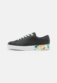 Schwarze Leder-Sneaker mit weißen Schnürsenkeln, die ein buntes Blumenmuster auf der Sohle und eine glatte Oberfläche aufweisen.