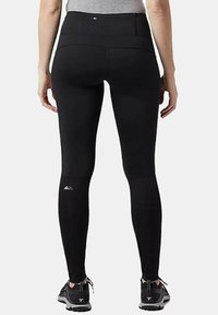 Leggings neri a lunghezza piena realizzati in un tessuto elastico con una superficie liscia, caratterizzati da un logo vicino alla caviglia e una vita alta.
