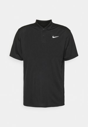 Camisa polo negra de tejido suave, con una tapeta de dos botones y un logo blanco de Nike en el lado izquierdo del pecho. Mangas cortas, corte clásico.