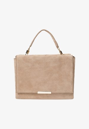 Sac à main en daim beige avec une anse supérieure unique et un rabat rectangulaire avec un petit détail métallique horizontal.