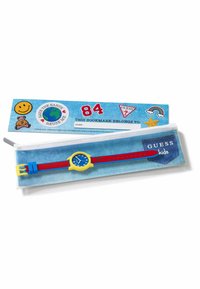 Montre d'enfants avec un cadran bleu, un boîtier jaune, un bracelet rouge et une boucle bleue. Livrée dans une pochette à motif denim avec des autocollants colorés.
