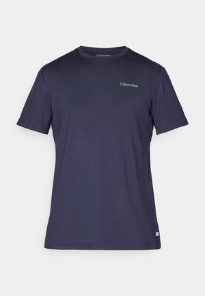 Sötétkék, rövid ujjú póló puha anyagból, kerek nyakkivágással és egy kis fehér Calvin Klein logóval a bal mellen.