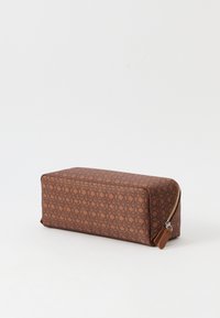 Pochette rectangulaire marron en matériau texturé avec un motif complexe. Elle est dotée d'une fermeture éclair et d'une petite languette en cuir.