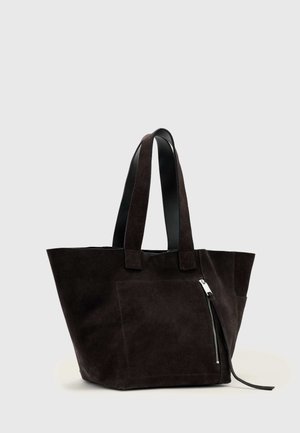 Svart semsket lær handlenett med to skulderstropper og en frontlomme med glidelås på en lys grå bakgrunn.